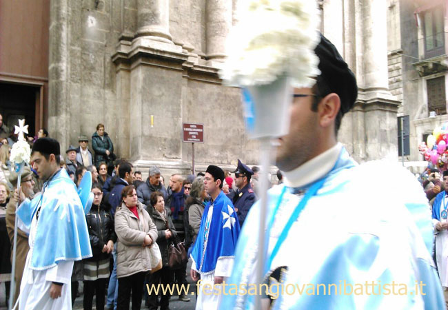 03/02/2015. I due Sergenti Neri della confraternita San Giovanni Battista in processione.