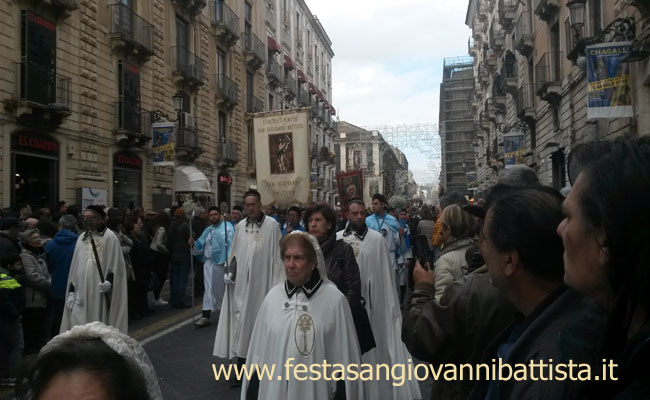 03/02/2016. Lo stendardo della confraternita San Giovanni Battista in processione.