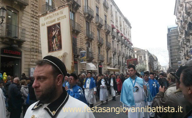 03/02/2016. Lo stendardo della confraternita San Giovanni Battista in processione.