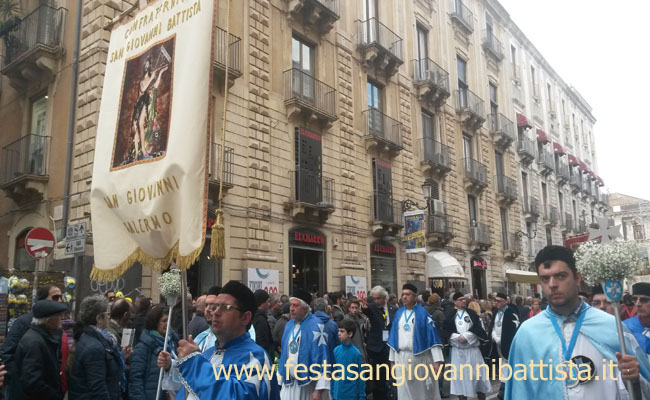03/02/2016. Lo stendardo della confraternita San Giovanni Battista con a fianco un sergente nero in processione.