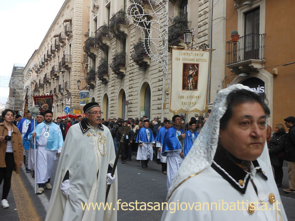 03/02/2016. Lo stendardo della confraternita San Giovanni Battista in processione.