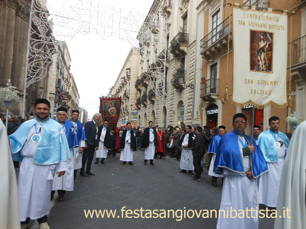 03/02/2016. Lo stendardo della confraternita San Giovanni Battista con a fianco un sergente nero in processione.