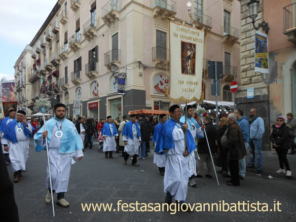 03/02/2016. Lo stendardo della confraternita San Giovanni Battista in processione.