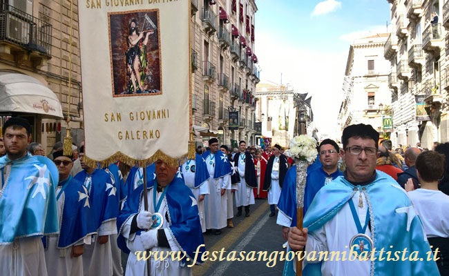 03/02/2017. Lo stendardo della confraternita San Giovanni Battista in processione.