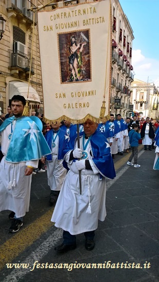 03/02/2017. Lo stendardo della confraternita San Giovanni Battista in processione.