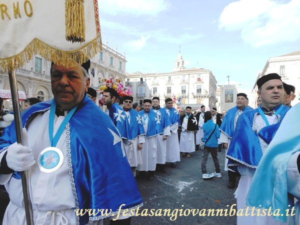03/02/2017. Alcuni Confrati della confraternita San Giovanni Battista in processione in Via Etnea.