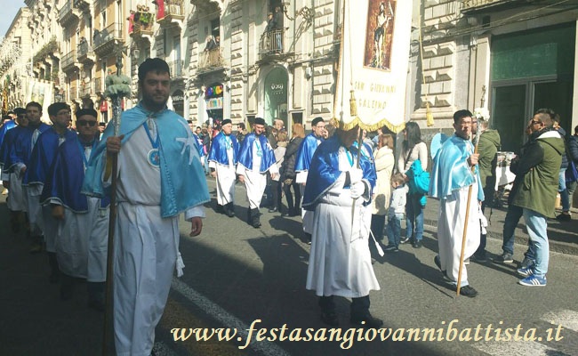 03/02/2017. Lo stendardo della confraternita San Giovanni Battista in processione.