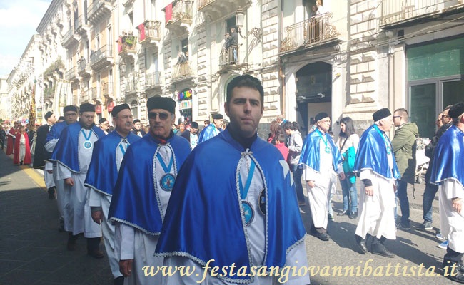 03/02/2017. Alcuni Confrati della confraternita San Giovanni Battista in processione in Via Etnea.
