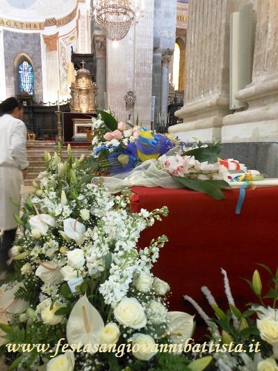 03/02/2017. Particolare dei fiori offerti a Sant'Agata nella Cattedrale di Catania al termine della processione.