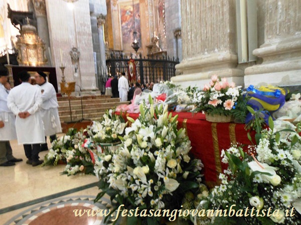 03/02/2017. Particolare dei fiori offerti a Sant'Agata nella Cattedrale di Catania al termine della processione.