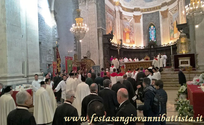 03/02/2017. L'Arcivescovo S.E.R. Mons. Salvatore Gristina sale sull'altare centrale della Cattedrale.