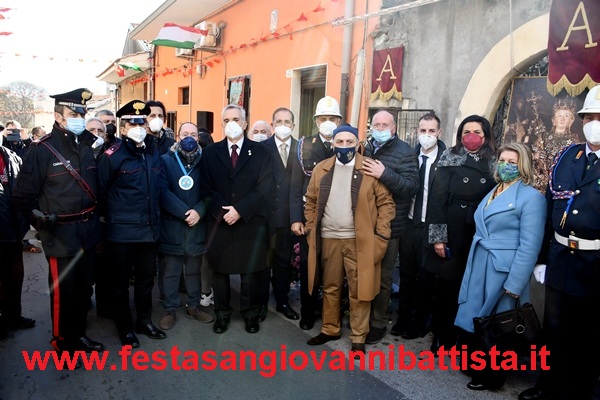 02/02/2022. Una rappresentanza della Confraternita San Giovanni Battista con l'autorità del Comitato delle feste agatine.