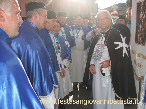 28/02/2015. Il Governatore Salvatore Di Bella insieme ai confrati prima dell'inizio del corteo parrocchiale.