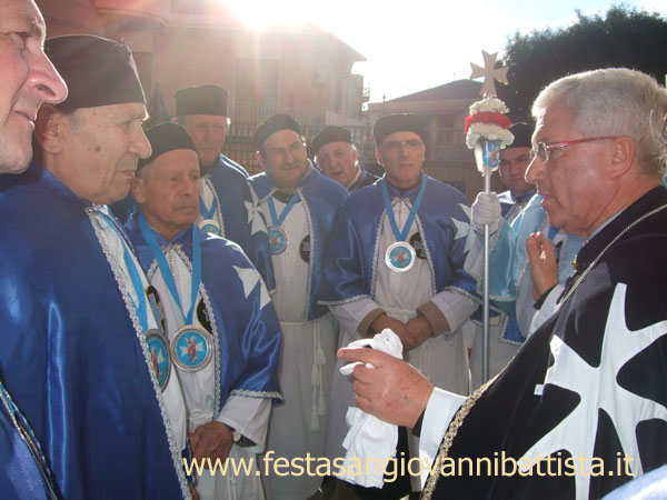28/02/2015. Il Governatore Salvatore Di Bella insieme ai confrati prima dell'inizio del corteo parrocchiale.