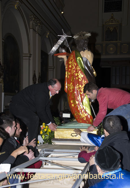 01/03/2015. Le fasi di sistemazione della statua nella sua cameretta.