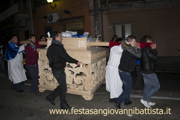 01/03/2015. Confrati e giovani Devoti riportano la portantina nella Chiesa Nuova.