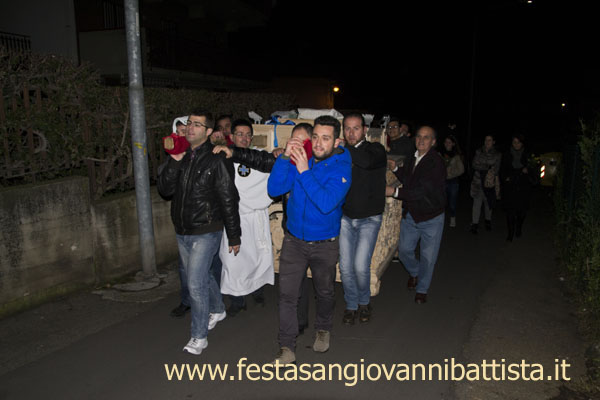 01/03/2015. Confrati e giovani Devoti riportano la portantina nella Chiesa Nuova.
