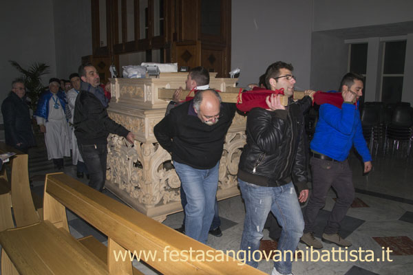01/03/2015. Confrati e giovani Devoti riportano la portantina nella Chiesa Nuova.