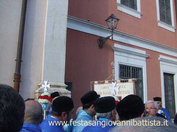 28/02/2015. Un gruppo di confrati appartenenti alla Confraternita San Giovanni Battista prima dell'inizio del corteo parrocchiale.