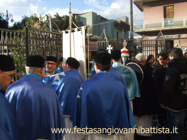 28/02/2015. Un gruppo di confrati appartenenti alla Confraternita San Giovanni Battista prima dell'inizio del corteo parrocchiale.