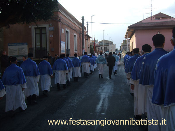 28/02/2015. Il corteo parrocchiale, aperto dalla Confraternita San Giovanni Battista.