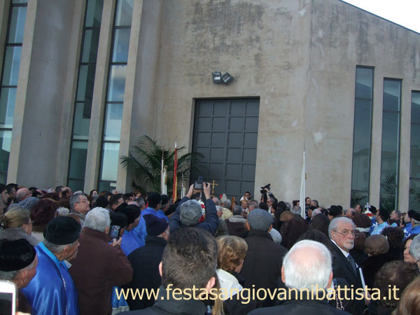 28/02/2015. Il corteo parrocchiale nello spiazzale antistante la Chiesa Nuova.