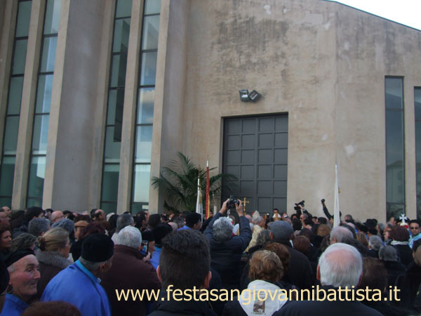 28/02/2015. Il corteo parrocchiale nello spiazzale antistante la Chiesa Nuova.