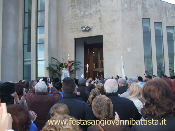 28/02/2015. Il corteo parrocchiale nello spiazzale antistante la Chiesa Nuova.