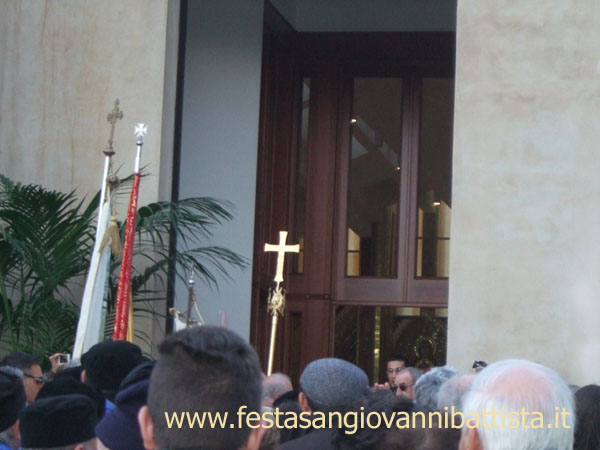 28/02/2015. Il corteo parrocchiale nello spiazzale antistante la Chiesa Nuova.