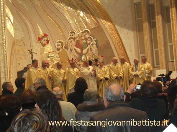 28/02/2015. Sua Ecc.za Mons. Salvatore Gristina, Arcivescovo Metropolita di Catania insieme ai Parroci ed ai Diaconi.