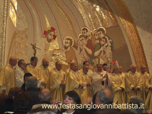 28/02/2015. Sua Ecc.za Mons. Salvatore Gristina, Arcivescovo Metropolita di Catania insieme ai Parroci ed ai Diaconi.