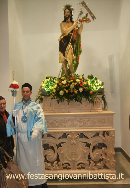 28/02/2015. Un Sergente Nero di guardia alla statua di San Giovanni Battista.