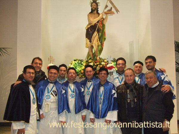28/02/2015. Giovani ed anziani Confrati davanti la portantina con sopra la statua di San Giovanni Battista.