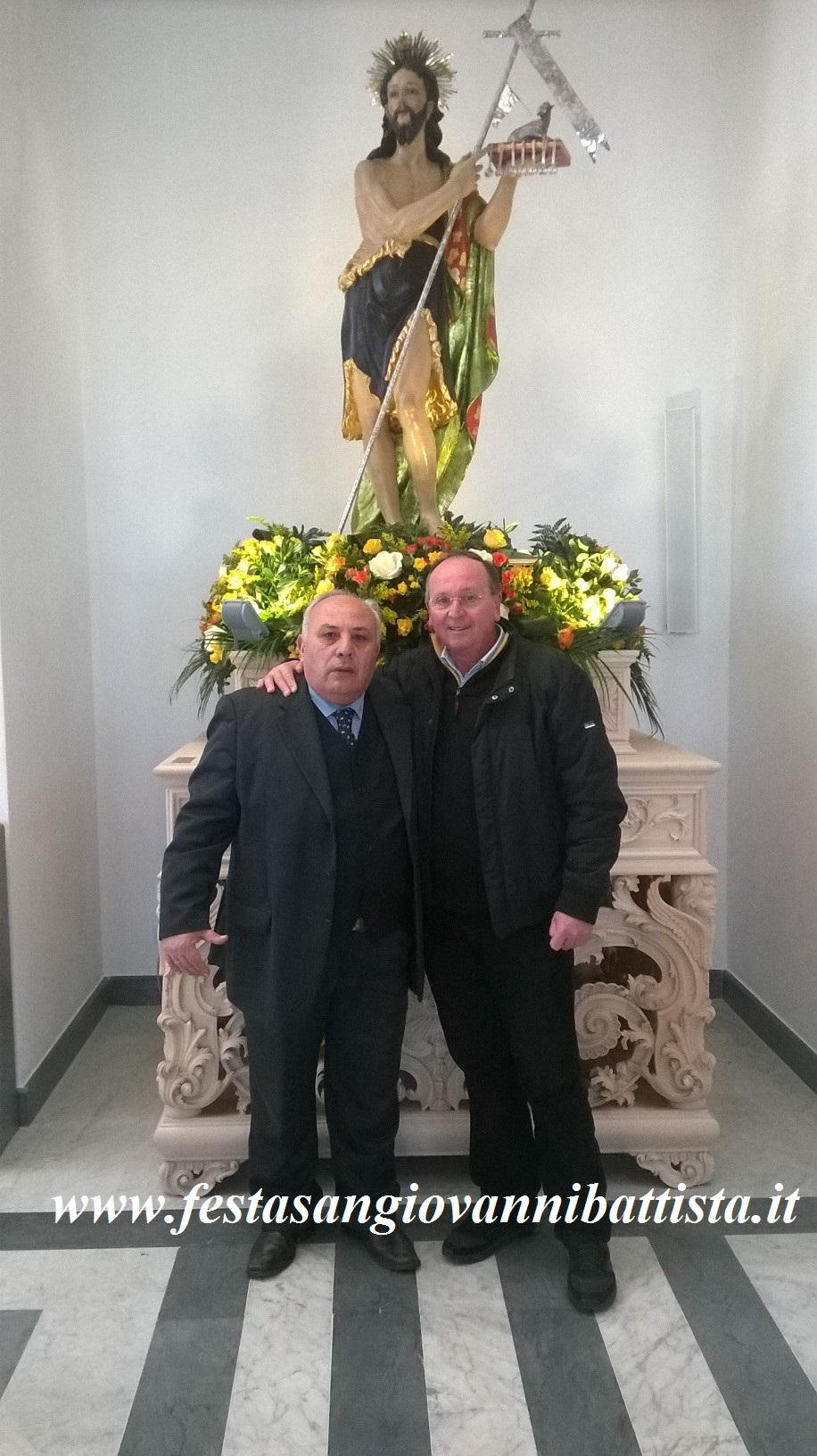 28/02/2015. La bellissima statua del Battista con i responsabili del Comitato dei Festeggiamenti della Festa di San Giovanni Battista.
