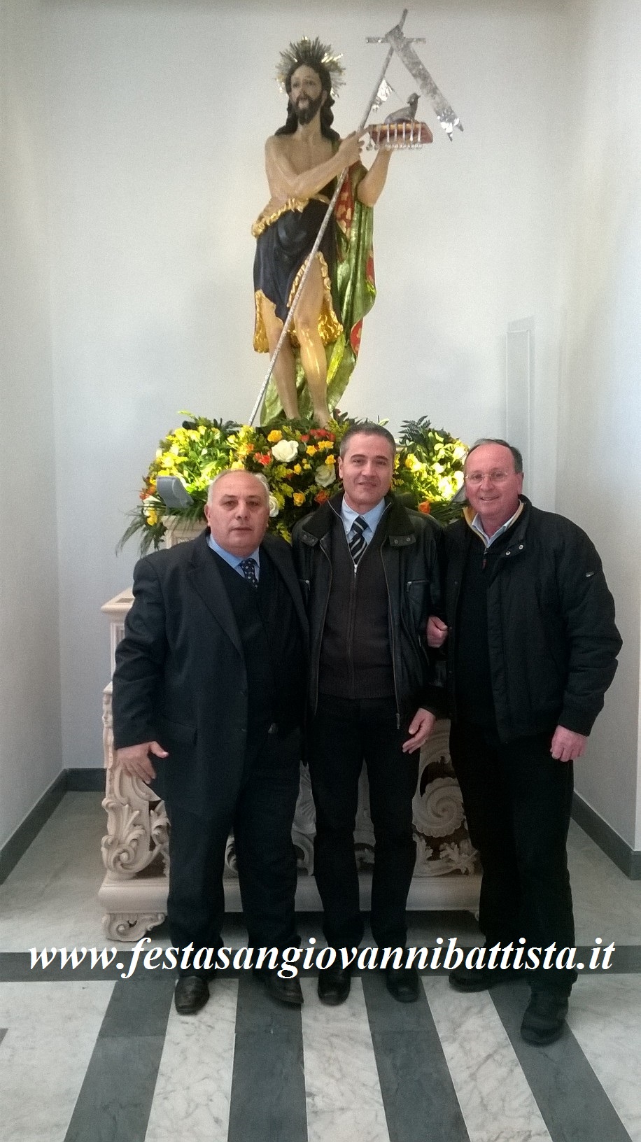 28/02/2015. La bellissima statua del Battista con i responsabili del Comitato dei Festeggiamenti della Festa di San Giovanni Battista.
