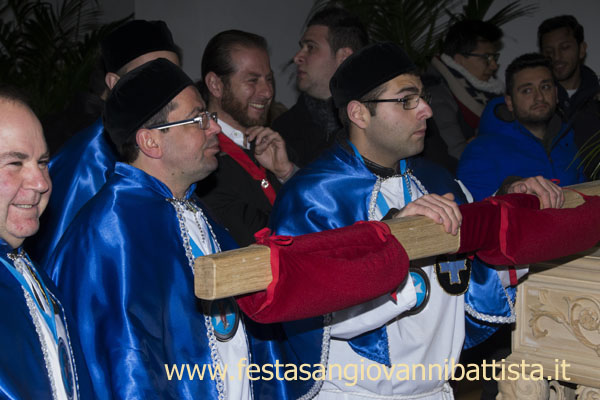 01/03/2015. Confrati e giovani Devoti si preparano per portare la portantina a spalla.