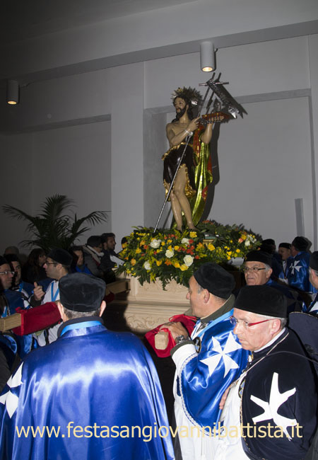 01/03/2015. Confrati e giovani Devoti si preparano per portare la portantina a spalla.