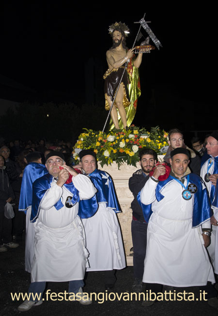 01/03/2015. Confrati e giovani Devoti portano a spalla San Giovanni Battista in processione.