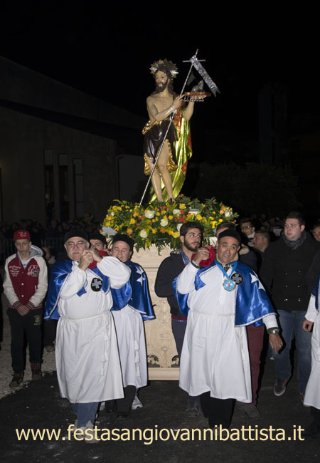 01/03/2015. Confrati e giovani Devoti portano a spalla San Giovanni Battista in processione.