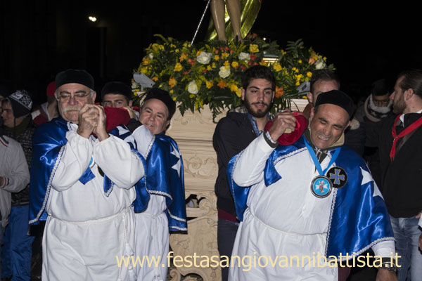 01/03/2015. Confrati e giovani Devoti portano a spalla San Giovanni Battista in processione.
