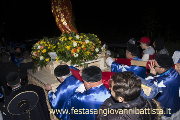 01/03/2015. Confrati e giovani Devoti portano a spalla San Giovanni Battista in processione.