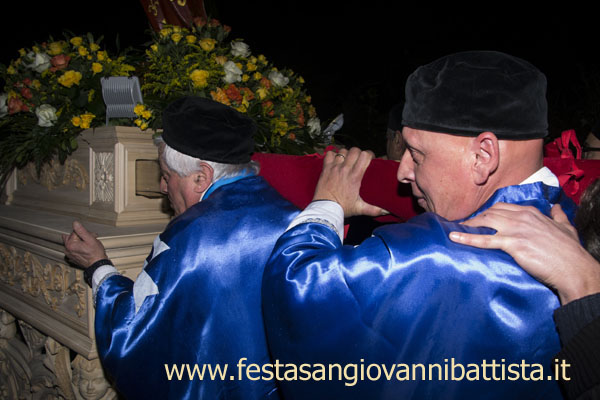 01/03/2015. Confrati e giovani Devoti portano a spalla San Giovanni Battista in preghiera.