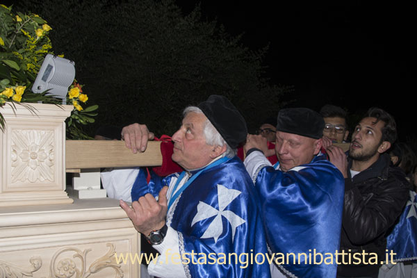 01/03/2015. Confrati e giovani Devoti portano a spalla San Giovanni Battista in preghiera.