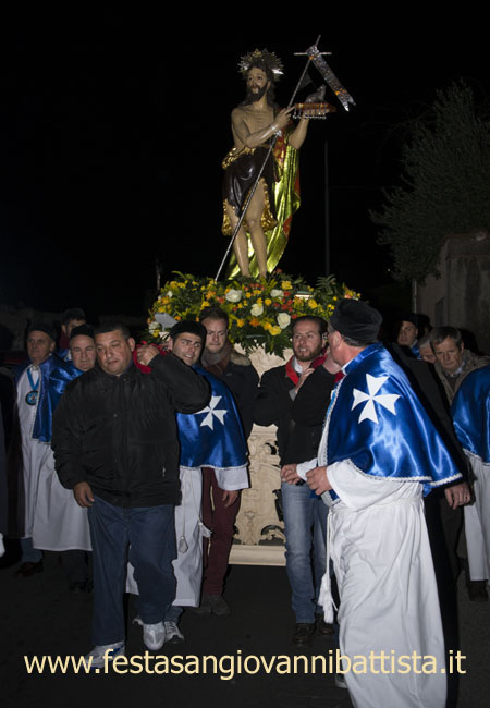01/03/2015. Confrati e giovani Devoti portano a spalla San Giovanni Battista in preghiera.