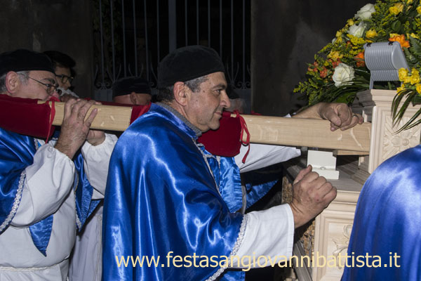 01/03/2015. Confrati e giovani Devoti portano a spalla San Giovanni Battista in processione.