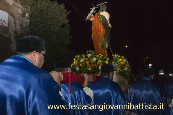01/03/2015. Confrati e giovani Devoti portano a spalla San Giovanni Battista in processione.