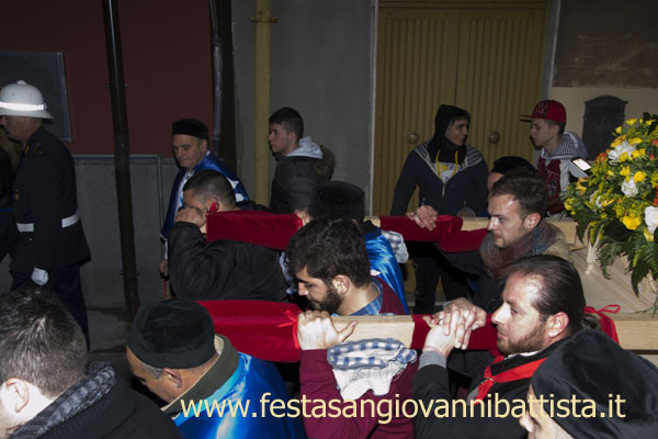 01/03/2015. Confrati e giovani Devoti portano a spalla San Giovanni Battista in preghiera.