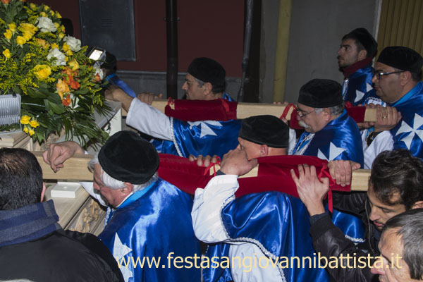 01/03/2015. Confrati e giovani Devoti portano a spalla San Giovanni Battista in preghiera.
