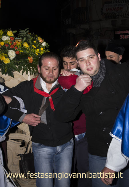 01/03/2015. Confrati e giovani Devoti portano a spalla San Giovanni Battista in processione.