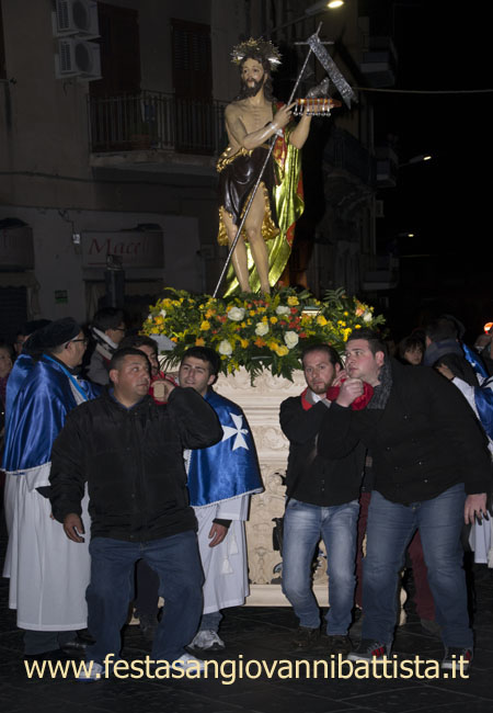 01/03/2015. Confrati e giovani Devoti portano a spalla San Giovanni Battista in processione.